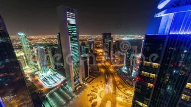 多哈卡塔尔滑雪者在中东市中心的街道上，<strong>高楼大厦</strong>在夜间熄灯