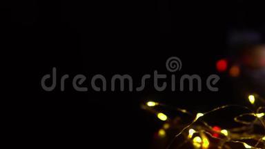 有蜡烛、花环、<strong>彩灯</strong>、有选择的焦点黑色<strong>背景</strong>假日装饰的圣诞构图