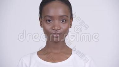 年轻漂亮的非洲女人在白色背景下的脸