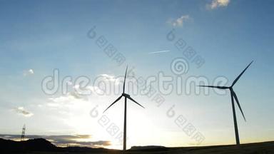 风力涡轮机能源塔在日落时移动