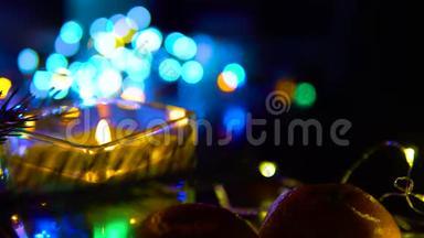 有蜡烛、花环、<strong>彩灯</strong>、有选择的焦点黑色背景假日<strong>装饰</strong>的圣诞构图