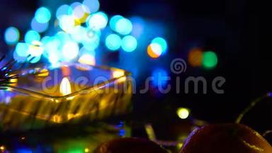 有蜡烛、花环、彩灯、有选择的焦点黑色背景假日装饰的圣诞构图