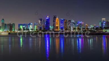 多哈卡塔尔滑雪者在中东市中心的街道上，<strong>高楼大厦</strong>在夜间熄灯