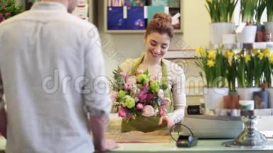 花店里有花的女人和男人