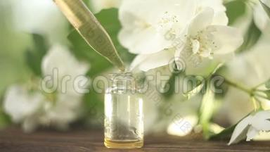 漂亮的玻璃罐子里木制背景上的花朵的精华