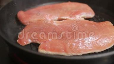 煎牛排肉.. 特写镜头。 煎锅里的猪肉