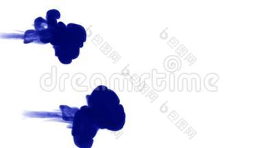 大量的孤立的蓝色墨水注入。 蓝色染料在水中倾泻，以缓慢的动作拍摄。 使用inky背景或