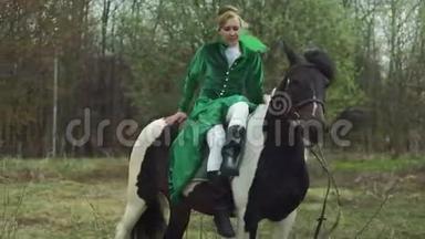 一个穿绿色西装的女人骑着一匹马
