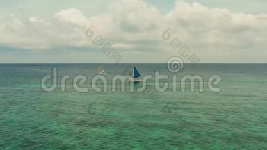 在蔚蓝的大海上航行。 菲律宾长滩岛。
