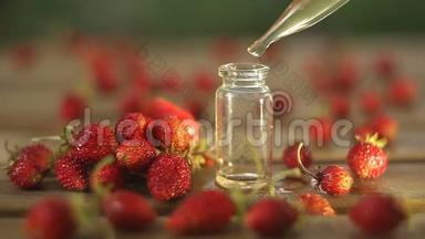 在漂亮的玻璃罐里，桌上放着野草莓的精华