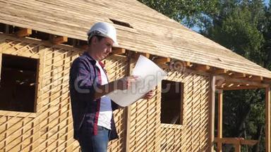 概念建筑构建建筑师慢动作视频.. 一个建筑工人，一个头盔站在建筑上