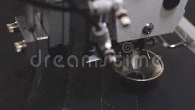 机器人缝纫机。 自动缝纫机。 机器人在裁剪生产线上工作。 计算机控制
