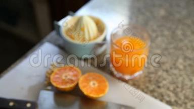 橘子用手捏制成一种纯净健康的橙汁