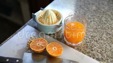 橘子用手捏制成一种纯净健康的橙汁