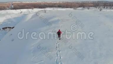 冬天背包客在雪山上散步.. 带背包的人在山上徒步旅行。 冬季徒步旅行。