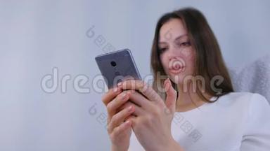 年轻的黑发女人在手机上输入信息。