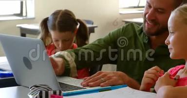高加索男教师在4k教室的课桌上教女生