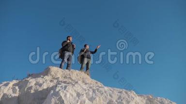 两个人游客徒步探险登山者爬山。 慢动作视频。 徒步旅行者登上顶峰<strong>赢</strong>得胜<strong>利</strong>