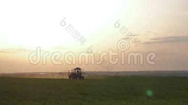 农用拖拉机在日落时用喷雾器、除草剂和杀虫剂在田间<strong>喷洒</strong>。 农用机械<strong>喷洒</strong>杀虫剂