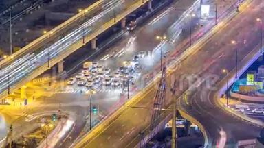 迪拜市中心高速公路繁忙交叉口的夜间交通