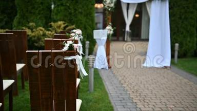结婚典礼。 草地上的白色椅子
