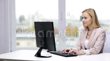 年轻的女商人在办公室里用<strong>电脑打字</strong>