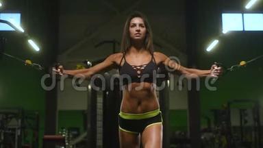 漂亮的白种人<strong>健身妇女</strong>在<strong>健身</strong>房锻炼肌肉、<strong>健身</strong>和<strong>健身</strong>概念、<strong>健身</strong>房背景腹肌锻炼
