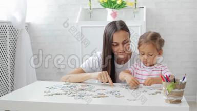 母女俩一起在客厅里玩拼图游戏