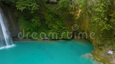 卡瓦桑瀑布将水<strong>流入</strong>菲律宾宿务的绿色天然水池