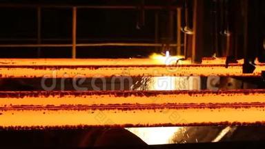 火炬切割时的钢坯。 巨大的钢铁厂。