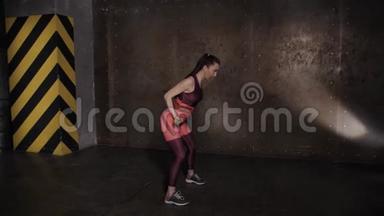 运动美女在健身房做运动，健身房训练常规.. 黑暗阁楼大厅