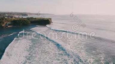 用海浪拍摄海岸线的空中景色。 在巴厘岛冲浪的沙滩和海浪