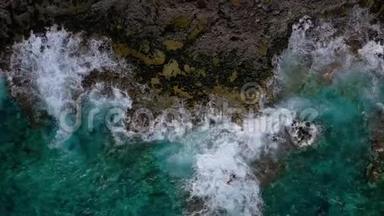 无人的海岸的<strong>俯视</strong>图。 特内里费岛的岩石海岸。 空中无人机的海浪到达海岸的<strong>镜头</strong>