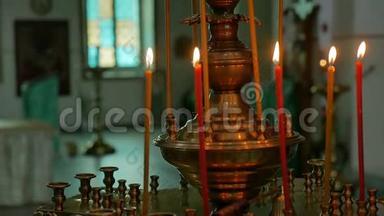 蜡烛黑暗的俄罗斯教堂东正教圣礼慢动作视频