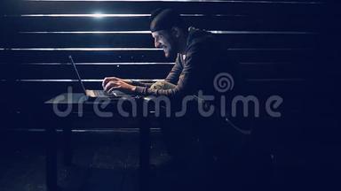 黑客在电脑后面工作