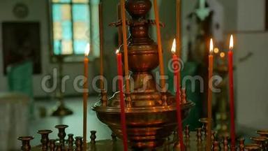 俄罗斯东正教教堂中的黑暗蜡烛圣礼慢动作视频