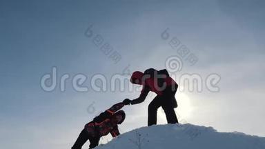 游客团队合作，爬山，互相<strong>帮助</strong>，到达山顶。 克服<strong>困难</strong>，伸出援助之手..