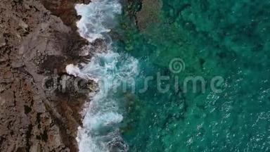 无人的海岸的俯视图。 特内里费岛的岩石海岸。 空中无人机的海浪到达海岸的镜头