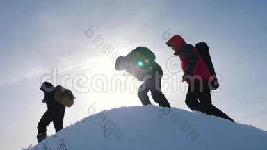 游客团队合作，爬山，互相帮助，到达山顶。 克服困难，伸出援助之手..