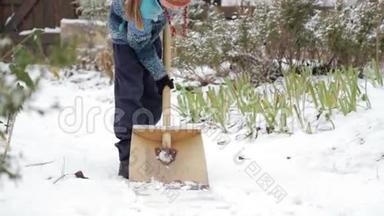 冬天打扫房子附近的雪。 幼儿清理铲雪覆盖轨道..