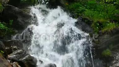 自然河流瀑布