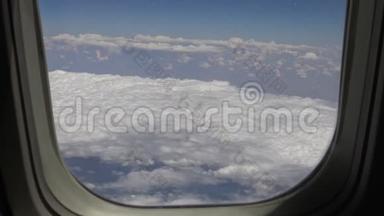 4K透过飞机窗户观看天空和云彩的美妙景色