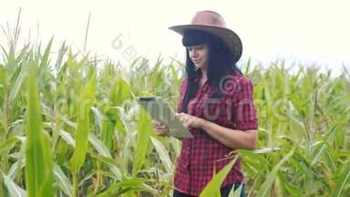 智慧<strong>生态农业</strong>耕作理念生活方式.. 农民女孩植物研究员在检查时使用和触摸平板电脑