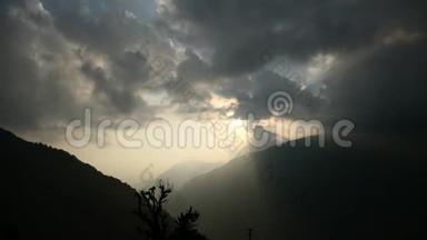 喜马拉雅山脉山区山谷上空的云