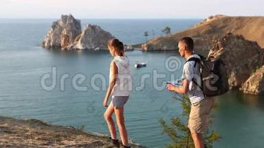 旅行和徒步旅行夫妇看风景。