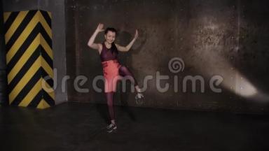 运动美女在健身房做运动，健身房训练常规。 黑暗阁楼大厅