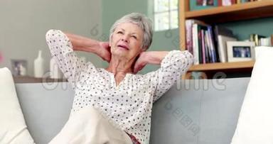 老年妇女<strong>颈部</strong>疼痛