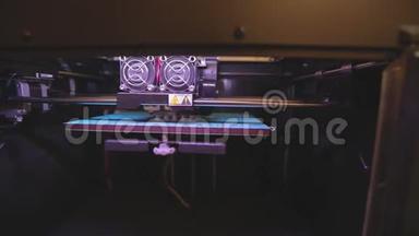 3D打印机工作。 3D打印机从塑料中打印物体。 全自动<strong>三</strong>维3D打印机执行塑料
