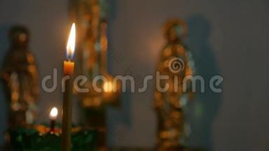 <strong>蜡烛</strong>黑暗的俄罗斯东正教教堂圣礼慢动作<strong>视频</strong>