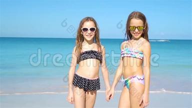 暑假期间，孩子们在热带海滩玩得很开心。